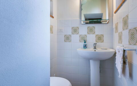 La Terrazza: Badeværelse, Sanitærarmatur, Gulvbelægning, Etage, Indretning, Badeværelsesvask, Vvs, Toilet, Flise, Toiletbræt