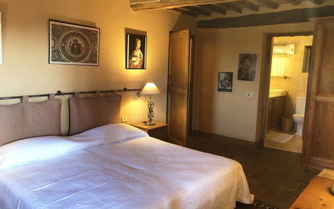 Compignano Barn: Soveværelse, Seng, Værelse, Møbel, Sengetøj, Ejendom, Bed Frame, Sengetøj, Madras, Indretning