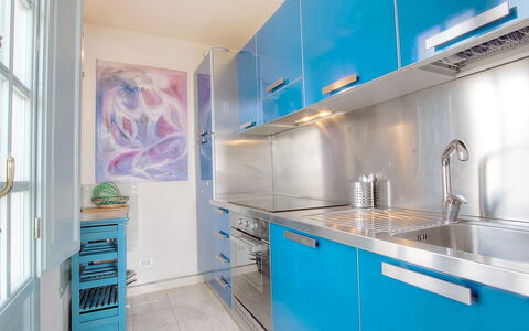 Suite 48: Værelse, Ejendom, Blå, Countertop, Turquoise, Cabinetry, Køkken, Indretning, Møbel, Bygning