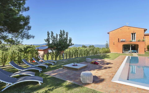 Uva: Ejendom, Boligområde, Hus, Bygning, Ejendom, Arkitektur, Hjem, Estate, Svømmepøl, Urban Design