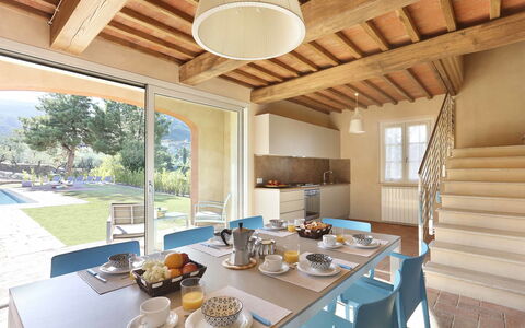 Uva: Ejendom, Bygning, Værelse, Ejendom, Indretning, Hus, Loft, Møbel, Bord, Spisestue