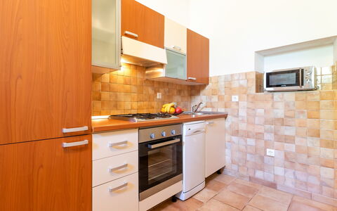 Poli Murvu: Ejendom, Værelse, Køkken, Cabinetry, Møbel, Countertop, Hus, Bygning, Indretning, Etage