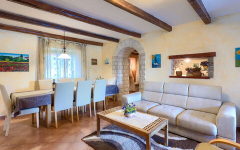 Villa Prisedi: Bord, Møbel, Billedramme, Ejendom, Couch, Azure, Stue, Stueplante, Belysning, Indretning