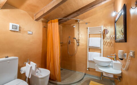 Villa Del Santo Bastiano: Badeværelse, Værelse, Ejendom, Indretning, Sanitærarmatur, Bygning, Toiletbræt, Badeværelsesvask, Bidet, Etage