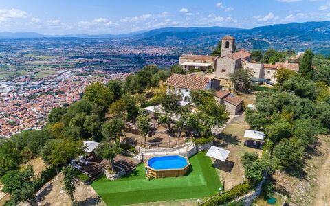 Villa Del Santo Bastiano: Luftfotografering, Fugleperspektiv, Ejendom, Estate, Stad, Ejendom, Bygning, Bjerglandsby, Turisme, Fotografering