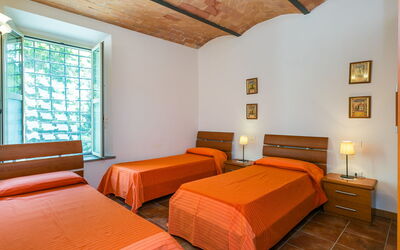 La Madonnina X 17 Pax 875.4: Møbel, Komfort, Vindue, Træ, Indretning, Orange, Arkitektur, Gulvbelægning, Etage, Stue
