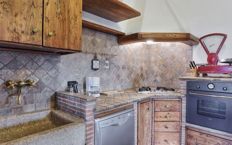 Casale Ulisse: Countertop, Cabinetry, Tap, Ejendom, Køkken, Håndvask, Komfur, Bygning, Træ, Belysning