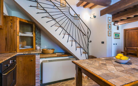 Casale Fonte: Møbel, Cabinetry, Bord, Bygning, Træ, Køkken, Indretning, Gulvbelægning, Etage, Bejdse