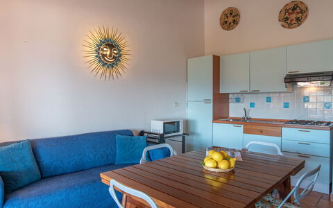 Giuly: Ejendom, Bord, Møbel, Cabinetry, Couch, Azure, Træ, Indretning, Bordservice, Etage