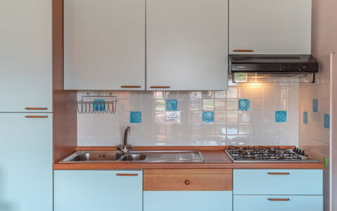 Giuly: Cabinetry, Tap, Håndvask, Countertop, Køkkenvask, Køkken, Bygning, Træ, Skuffe, Sanitærarmatur