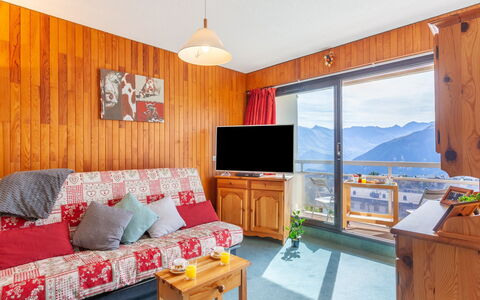 L'Edioule: Møbel, Ejendom, Couch, Bord, Komfort, Cabinetry, Azure, Indretning, Træ, Orange