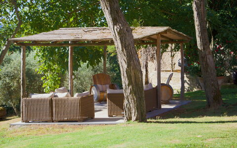 Castello D'Ombrone: Pavilion, Gazebo, Ejendom, Baldakin, Backyard, Skygge, Pergola, Udendørs Struktur, Træ, Bygning