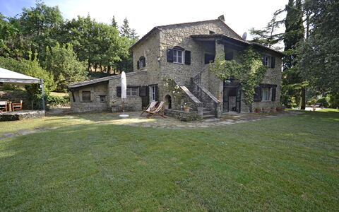 Villa Del Castagno: Ejendom, Hus, Hjem, Lawn, Gård, Estate, Græs, Bygning, Land Lot, Ejendom