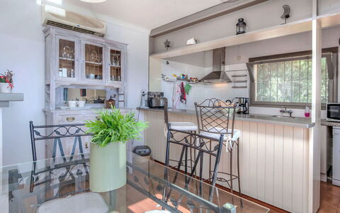 La Teulada: Møbel, Køkken, Indretning, Køkken Apparat, Gulvbelægning, Countertop, Større Bandage, Træ, Cabinetry, Etage