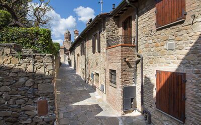 Castiglione Della Pescaia 800: Væg, Ejendom, Stad, Bygning, Himmel, Gade, Hus, Arkitektur, Kvarter, Stenmur