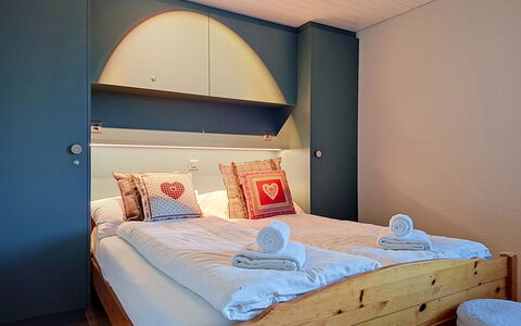 Chalet Hobelbank: Seng, Soveværelse, Møbel, Indretning, Sengetøj, Sengetøj, Etage, Gulvbelægning, Træ, Værelse