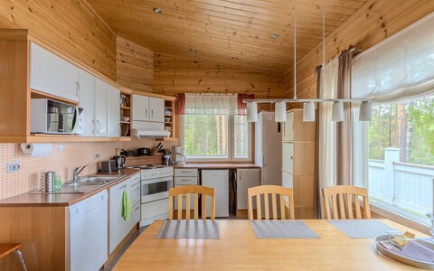 Kainalolahti: Træ, Loft, Indretning, Gulvbelægning, Etage, Lysarmatur, Køkken, Hjem, Møbel, Countertop