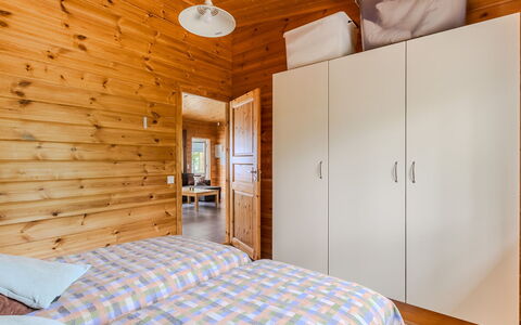 Kainalolahti: Møbel, Indretning, Gulvbelægning, Etage, Træ, Loft, Seng, Soveværelse, Værelse, Belysning