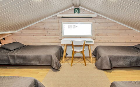 Villa Utu: Indretning, Etage, Gulvbelægning, Træ, Loft, Soveværelse, Møbel, Værelse, Seng, Belysning