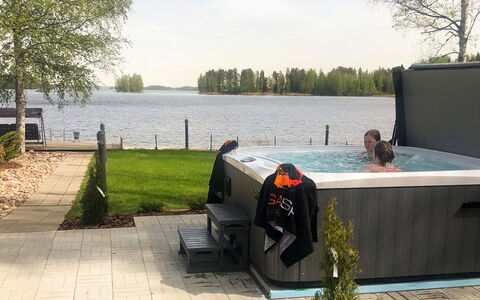 Villa Kaivopuisto: Kompositmateriale, Svømmepøl, Udendørs Møbler, Udvej, Backyard, Jacuzzi, Stol, Udendørs Struktur, Gårdhave