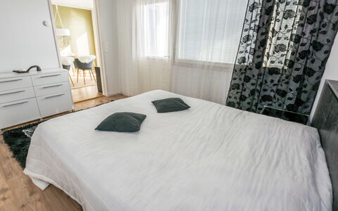 Villa Kaivopuisto: Seng, Møbel, Sengetøj, Indretning, Soveværelse, Etage, Gulvbelægning, Sengetøj, Træ, Værelse