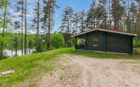 Lohi, Cjoe237 a: Træ, Bank, Hus, Sommerhus, Sø, Dam, Skov, Bjælkehytte
