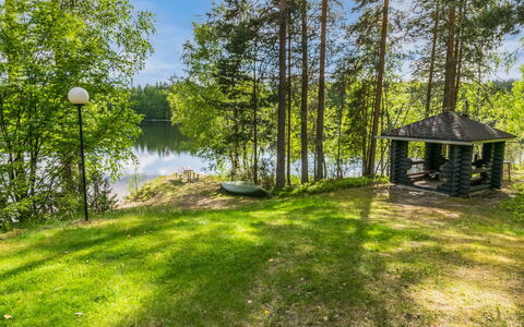 Lohi, Cjoe237 a: Træ, Bank, Hus, Sommerhus, Sø, Dam, Skov, Bjælkehytte