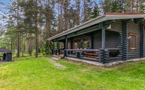 Lohi, Cjoe237 a: Træ, Bank, Hus, Sommerhus, Sø, Dam, Skov, Bjælkehytte