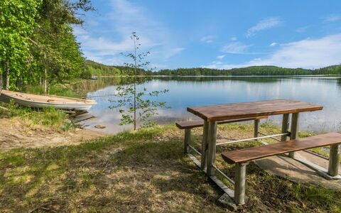 Lohi, Cjoe237 a: Træ, Bank, Hus, Sommerhus, Sø, Dam, Skov, Bjælkehytte