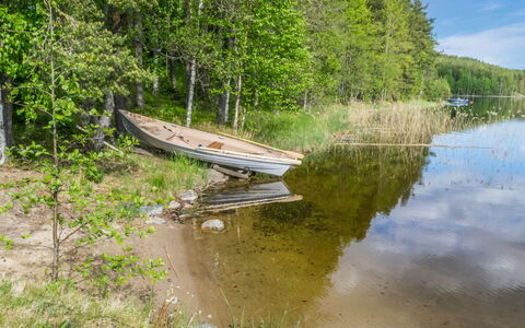 Lohi, Cjoe237 a: Træ, Bank, Hus, Sommerhus, Sø, Dam, Skov, Bjælkehytte