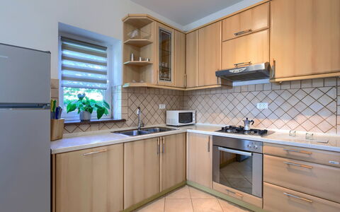 Mir: Cabinetry, Countertop, Køkkenvask, Håndvask, Komfur, Tap, Køkken Apparat, Husholdningsapparat, Træ, Køkken
