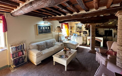 Borgo Bucatra Buonvento: Couch, Møbel, Bord, Billedramme, Belysning, Indretning, Stue, Træ, Etage, Studio Couch