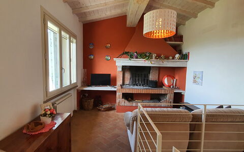 Podere San Martino: Ejendom, Bygning, Vindue, Hylde, Reoler, Træ, Orange, Indretning, Stue, Gulvbelægning