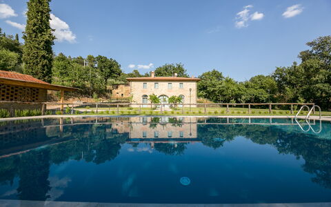 Villa Mezzavia: Svømmepøl, Ejendom, Vand, Reflekterende Pool, Himmel, Estate, Bygning, Arkitektur, Hus, Afspejling