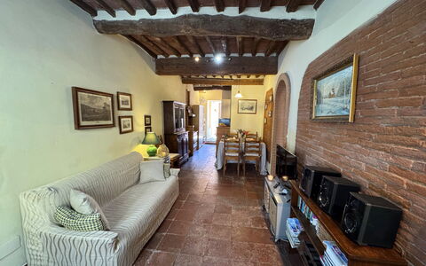 Casina Bella Di Lucca: Møbel, Væg, Indretning, Gulvbelægning, Couch, Træ, Etage, Loft, Værelse, Stue