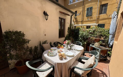 Casina Bella Di Lucca: Møbel, Bord, Stol, Blomsterkrukke, Køkken & Spisebord, Udendørs Bord, Stueplante, Udendørs Møbler, Kaffebord, Spisestue