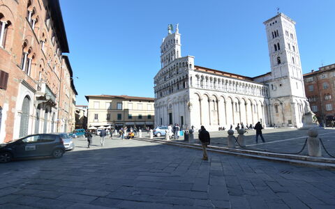 Casina Bella Di Lucca: City, Milepæl, Stad, Bygning, Rådhusplads, Menneskelig Bosættelse, Offentlige Rum, Arkitektur, Plaza, Gade
