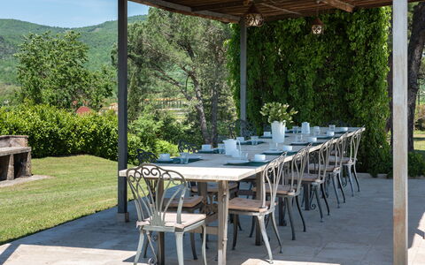 Villa Felciai: Bord, Plante, Møbel, Ejendom, Stol, Træ, Udendørs Bord, Skygge, Botanik, Udendørs Møbler