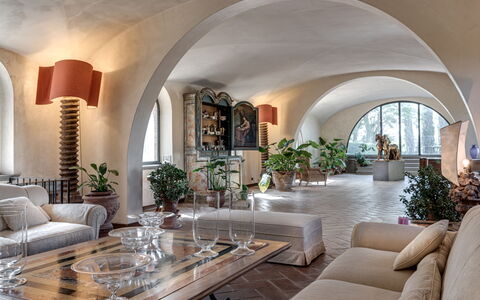 Terrazza e Libreria: Plante, Møbel, Bord, Ejendom, Couch, Stueplante, Indretning, Bygning, Etage, Stue