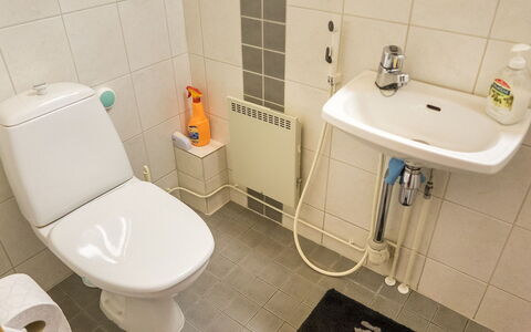 Ruka-Ihtinki 4 a 3: Toiletbræt, Badeværelse, Sanitærarmatur, Toilet, Badeværelsesvask, Håndvask, Gulvbelægning, Etage, Tap, Vvs