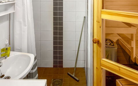 Ruka-Ihtinki 4 a 3: Gulvbelægning, Etage, Væg, Sanitærarmatur, Træ, Badeværelse, Indretning, Værelse, Vvs, Bruser