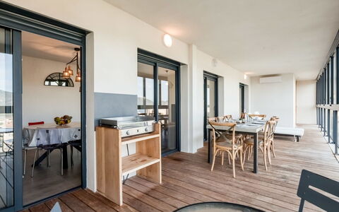 Porto Vecchio 123: Bord, Møbel, Træ, Stol, Cabinetry, Køkken, Gulvbelægning, Stue, Indretning, Etage