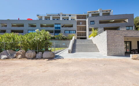 Porto Vecchio 123: Himmel, Bygning, Plante, Vindue, Land Lot, Urban Design, Skygge, Facade, Trappe, Landskab