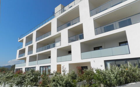 Porto Vecchio 123: Bygning, Daytime, Ejendom, Himmel, Plante, Urban Design, Rektangel, Vindue, Boligområde, Ejerlejlighed