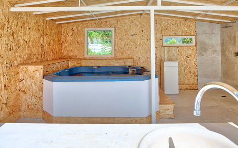 Villa Emanuele - Costarainera: Ejendom, Værelse, Jacuzzi, Bygning, Hus, Indretning, Badekar, Ejendom, Hjem, Badeværelse