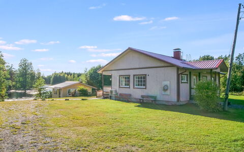 Villa Kaisla: Møbel, Indretning, Gulvbelægning, Etage, Bord, Loft, Køkken & Spisebord, Belysning, Stol, Hjem