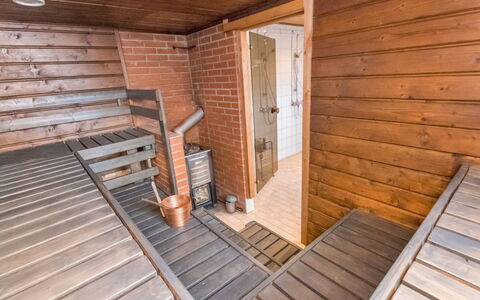 Villa Kaisla: Møbel, Indretning, Gulvbelægning, Etage, Bord, Loft, Køkken & Spisebord, Belysning, Stol, Hjem