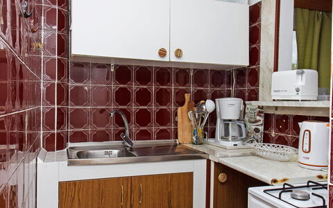 Michael: Cabinetry, Countertop, Køkkenvask, Tap, Ejendom, Håndvask, Møbel, Sanitærarmatur, Komfur, Bygning