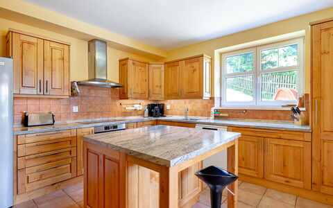 Albrechtice: Countertop, Cabinetry, Køkkenvask, Møbel, Tap, Håndvask, Vindue, Køkken, Skuffe, Træ