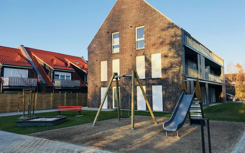 Ankerplatz: Himmel, Vindue, Plante, Skygge, Land Lot, Træ, Bygning, Vejbelægning, Græs, Sommerhus
